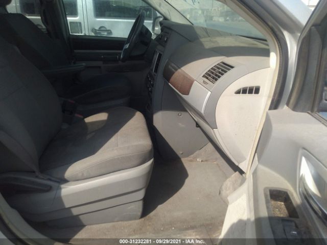 Photo 4 VIN: 2A4RR5D11AR198652 - CHRYSLER TOWN & COUNTRY 