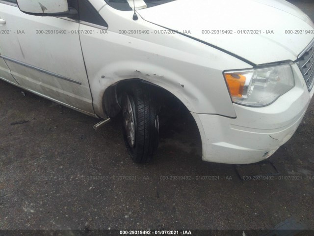 Photo 5 VIN: 2A4RR5D11AR234937 - CHRYSLER TOWN & COUNTRY 