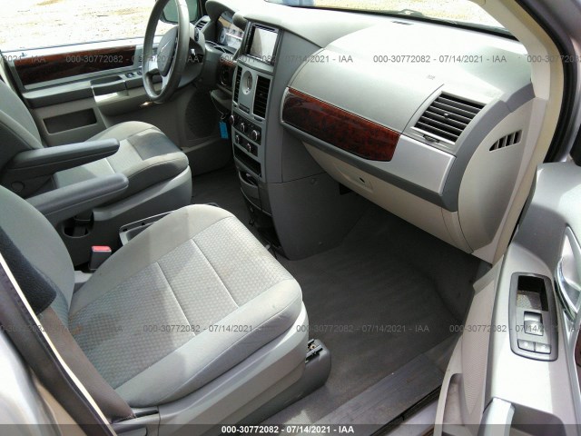 Photo 4 VIN: 2A4RR5D11AR289288 - CHRYSLER TOWN & COUNTRY 