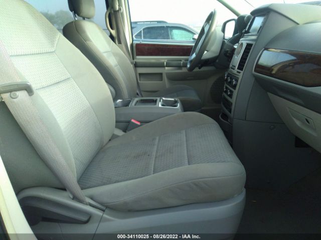 Photo 4 VIN: 2A4RR5D11AR300094 - CHRYSLER TOWN & COUNTRY 