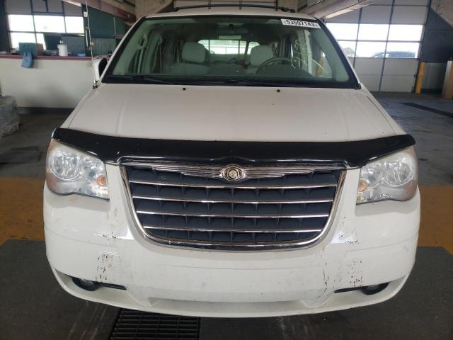 Photo 4 VIN: 2A4RR5D11AR300998 - CHRYSLER TOWN & COU 