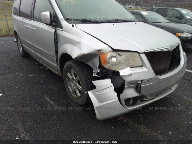 Photo 5 VIN: 2A4RR5D11AR328719 - CHRYSLER TOWN & COUNTRY 