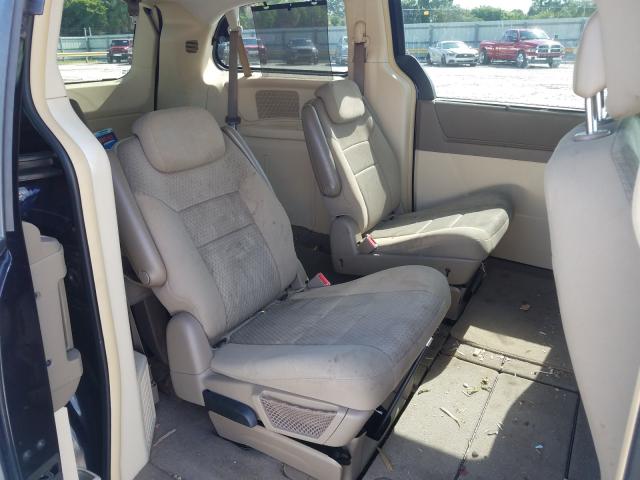 Photo 5 VIN: 2A4RR5D11AR392906 - CHRYSLER TOWN & COU 