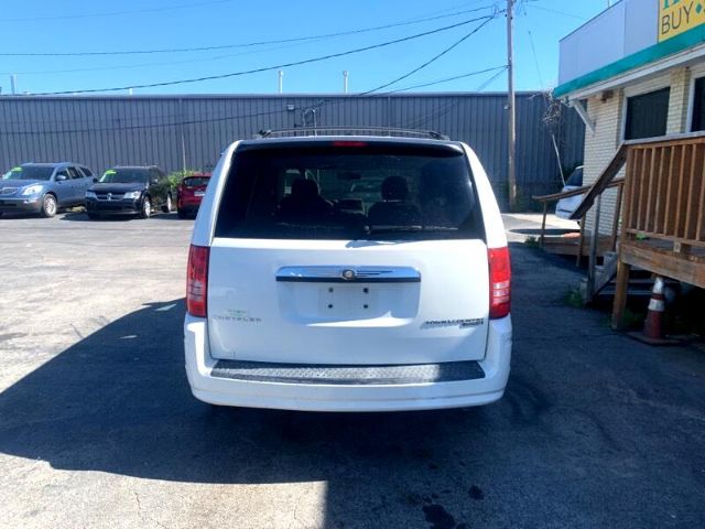 Photo 5 VIN: 2A4RR5D11AR421269 - CHRYSLER TOWN & COUNTRY 