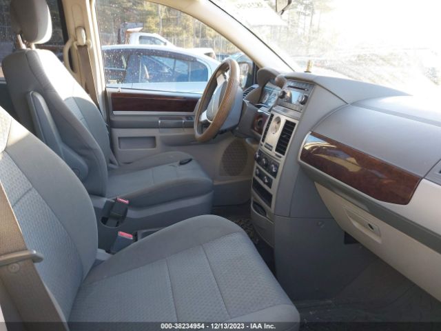 Photo 4 VIN: 2A4RR5D11AR450139 - CHRYSLER TOWN & COUNTRY 