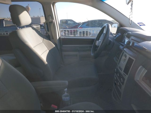 Photo 4 VIN: 2A4RR5D11AR450657 - CHRYSLER TOWN & COUNTRY 