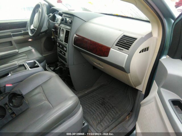 Photo 4 VIN: 2A4RR5D12AR167992 - CHRYSLER TOWN & COUNTRY 