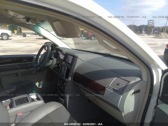 Photo 4 VIN: 2A4RR5D12AR170410 - CHRYSLER TOWN & COUNTRY 