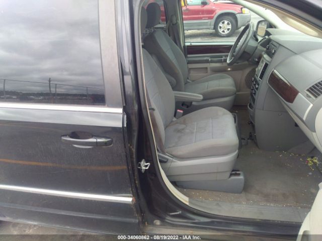 Photo 4 VIN: 2A4RR5D12AR270880 - CHRYSLER TOWN & COUNTRY 