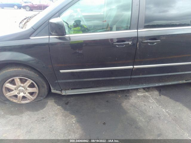 Photo 5 VIN: 2A4RR5D12AR270880 - CHRYSLER TOWN & COUNTRY 