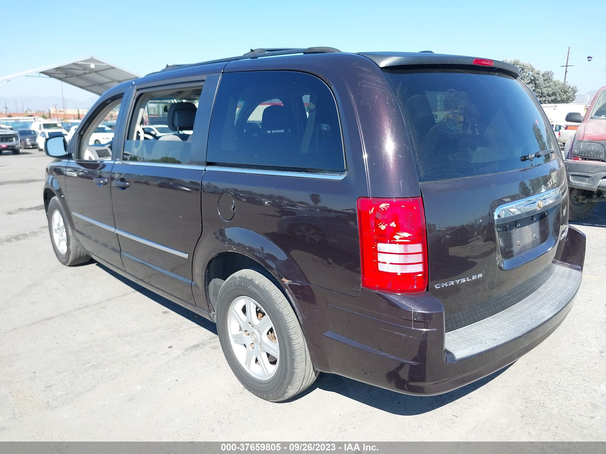 Photo 2 VIN: 2A4RR5D12AR329216 - CHRYSLER TOWN & COUNTRY 