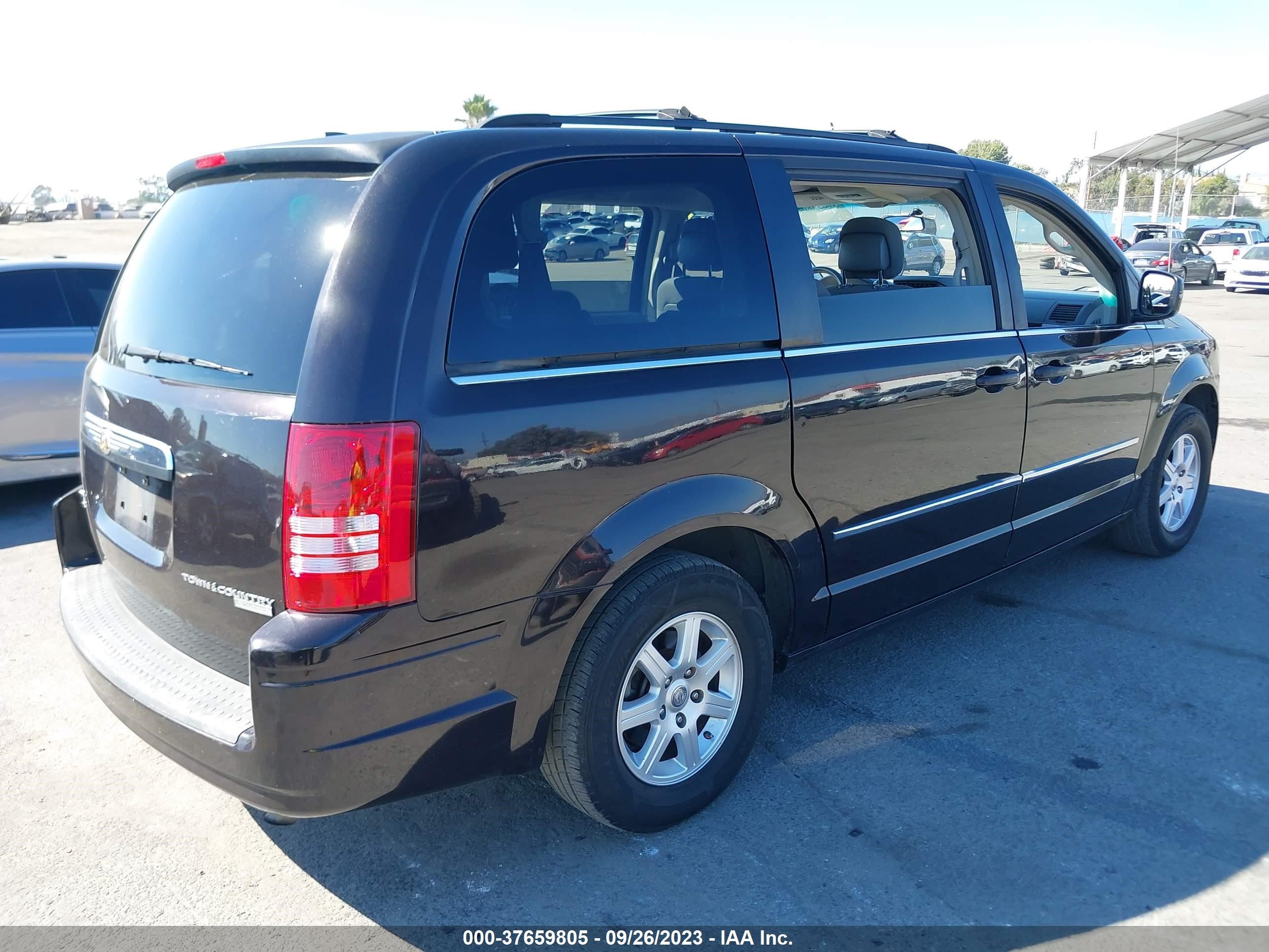 Photo 3 VIN: 2A4RR5D12AR329216 - CHRYSLER TOWN & COUNTRY 