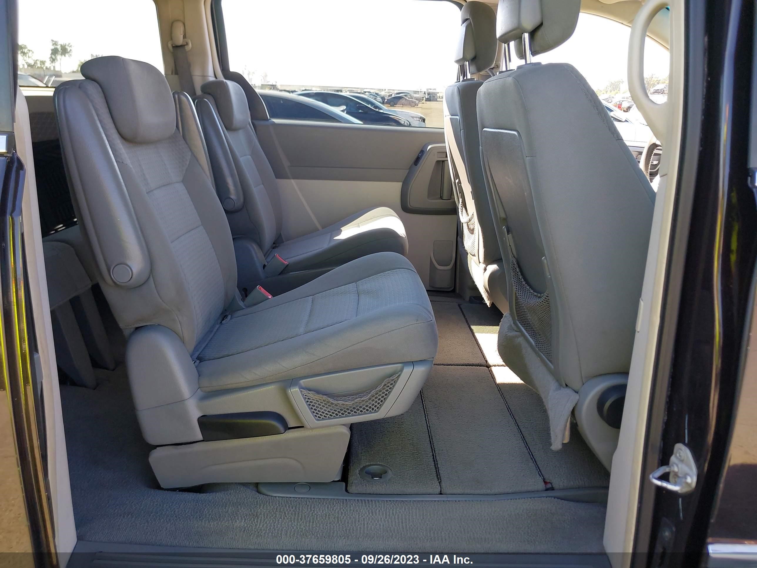 Photo 7 VIN: 2A4RR5D12AR329216 - CHRYSLER TOWN & COUNTRY 