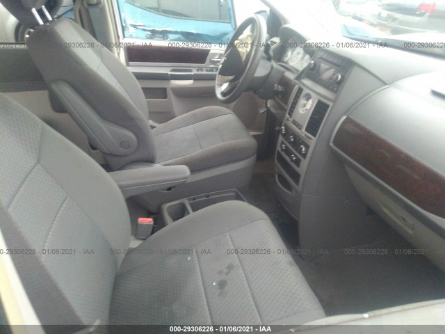 Photo 4 VIN: 2A4RR5D12AR334383 - CHRYSLER TOWN & COUNTRY 