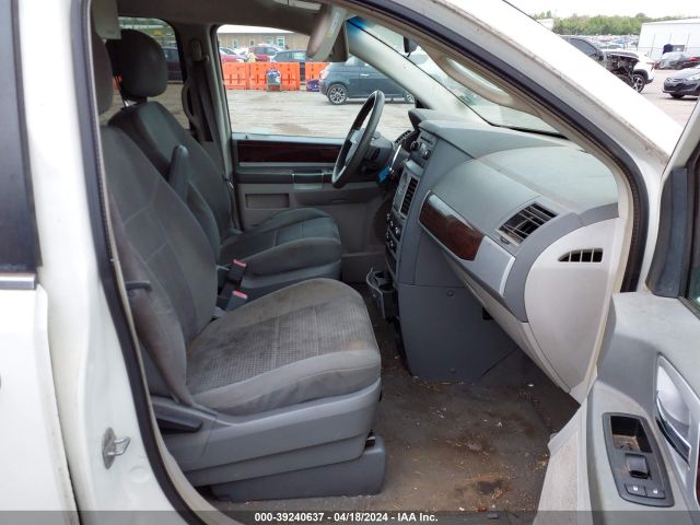 Photo 4 VIN: 2A4RR5D12AR337509 - CHRYSLER TOWN & COUNTRY 