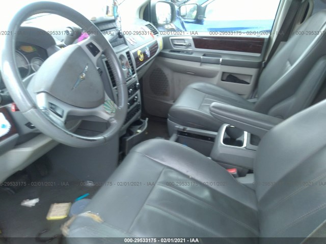 Photo 4 VIN: 2A4RR5D12AR368811 - CHRYSLER TOWN & COUNTRY 