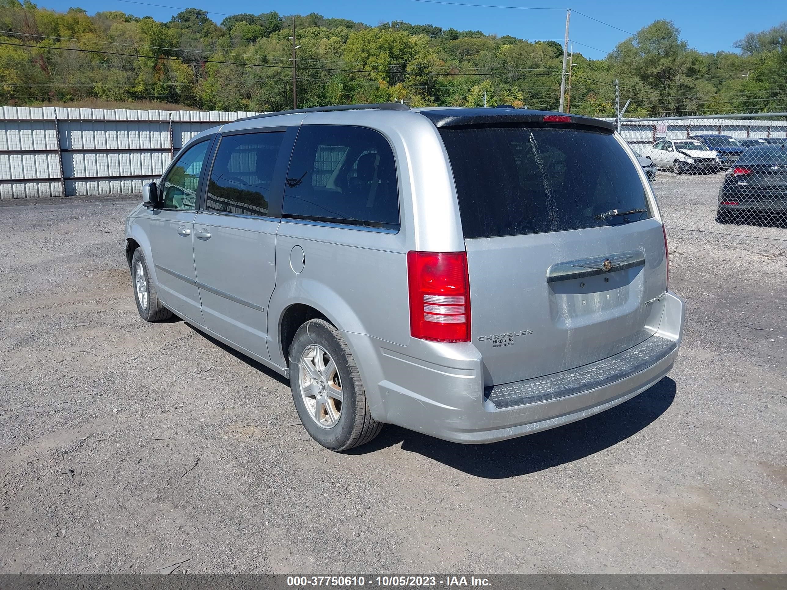 Photo 2 VIN: 2A4RR5D12AR373457 - CHRYSLER TOWN & COUNTRY 