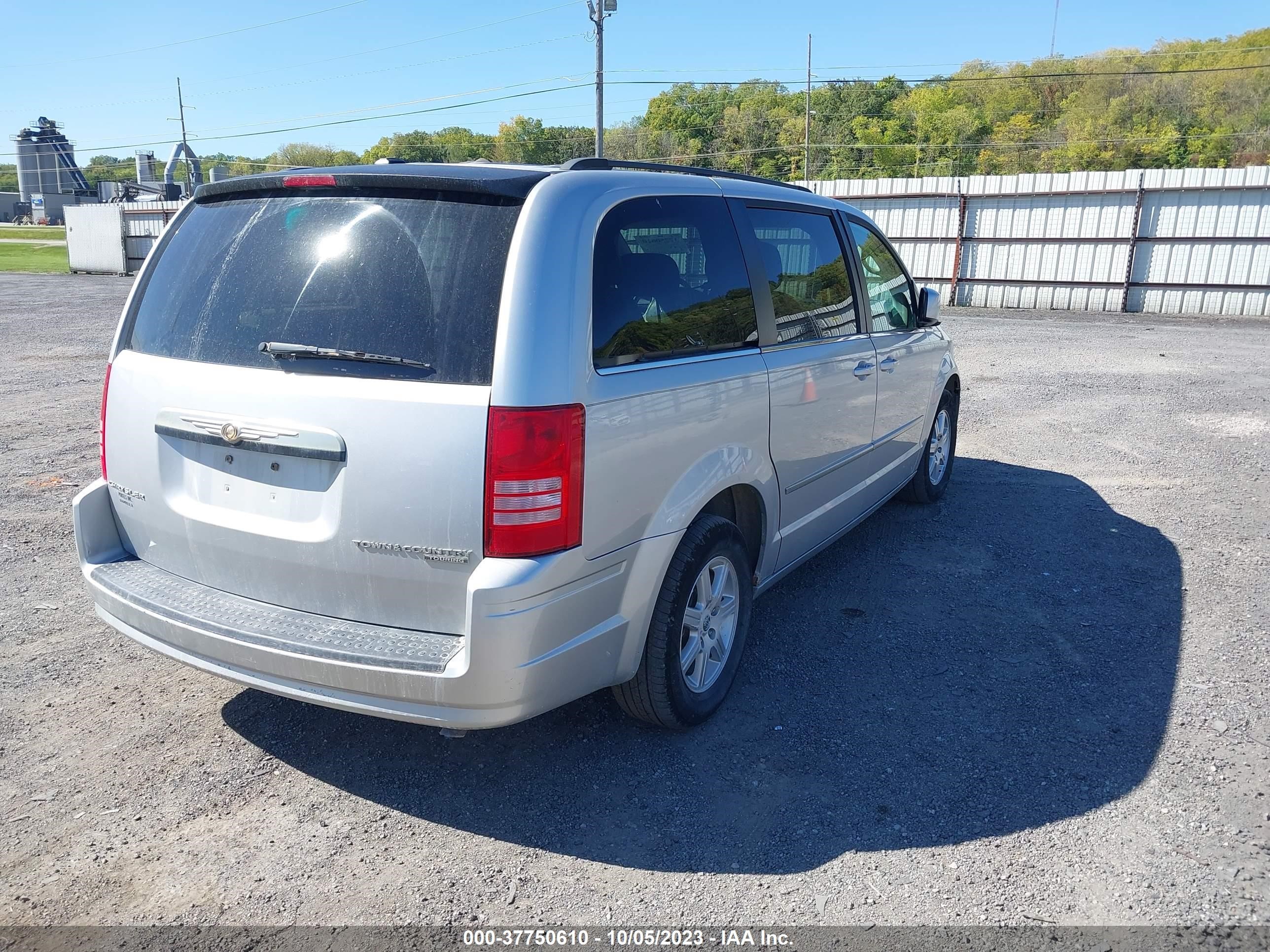 Photo 3 VIN: 2A4RR5D12AR373457 - CHRYSLER TOWN & COUNTRY 