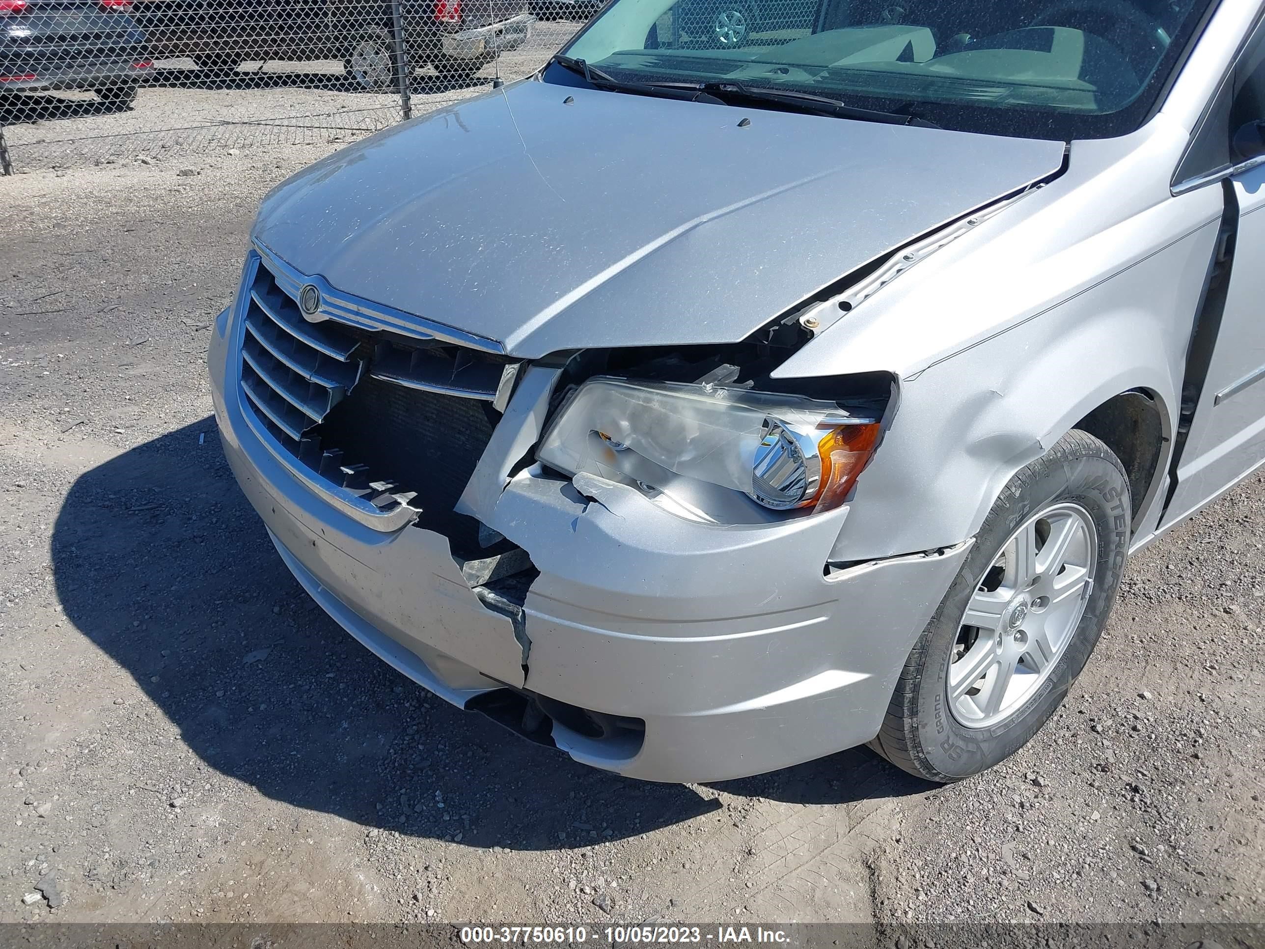 Photo 5 VIN: 2A4RR5D12AR373457 - CHRYSLER TOWN & COUNTRY 