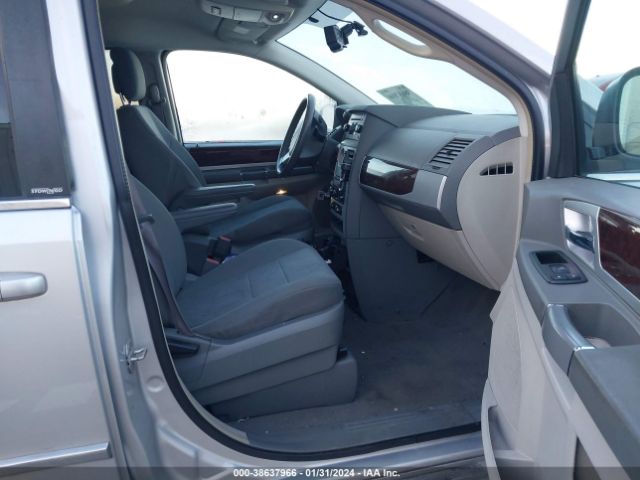 Photo 4 VIN: 2A4RR5D12AR373653 - CHRYSLER TOWN & COUNTRY 