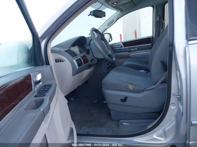 Photo 5 VIN: 2A4RR5D12AR373653 - CHRYSLER TOWN & COUNTRY 