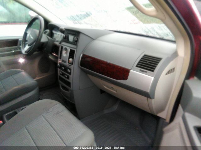 Photo 4 VIN: 2A4RR5D12AR404125 - CHRYSLER TOWN & COUNTRY 