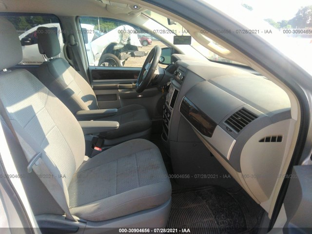 Photo 4 VIN: 2A4RR5D12AR493825 - CHRYSLER TOWN & COUNTRY 