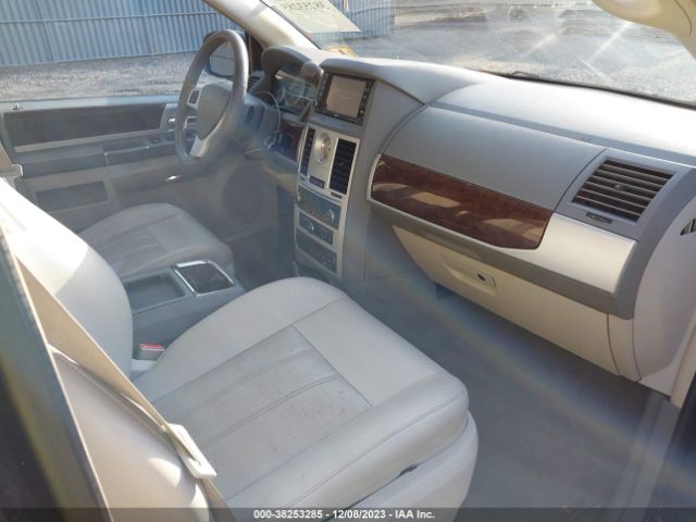 Photo 4 VIN: 2A4RR5D13AR188530 - CHRYSLER TOWN COUNTRY 