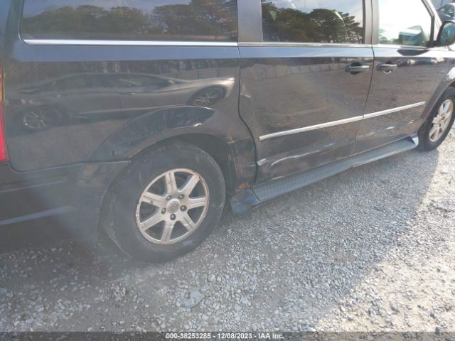 Photo 5 VIN: 2A4RR5D13AR188530 - CHRYSLER TOWN COUNTRY 