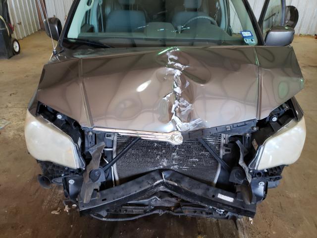 Photo 6 VIN: 2A4RR5D13AR235359 - CHRYSLER TOWN & COU 