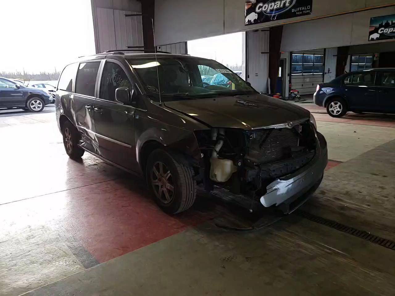 Photo 10 VIN: 2A4RR5D13AR241145 - CHRYSLER TOWN & COU 