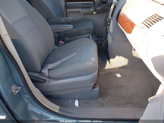 Photo 4 VIN: 2A4RR5D13AR260312 - CHRYSLER TOWN & COUNTRY 