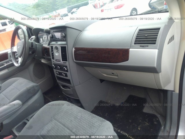 Photo 4 VIN: 2A4RR5D13AR279040 - CHRYSLER TOWN & COUNTRY 