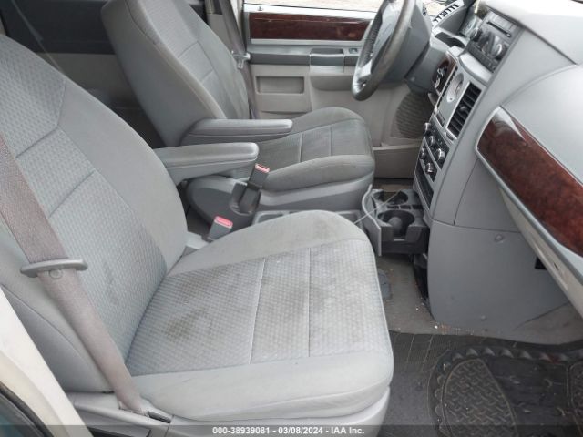 Photo 4 VIN: 2A4RR5D13AR288871 - CHRYSLER TOWN & COUNTRY 