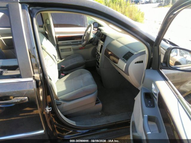 Photo 4 VIN: 2A4RR5D13AR299563 - CHRYSLER TOWN & COUNTRY 