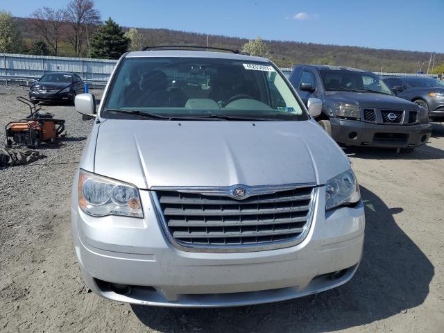 Photo 4 VIN: 2A4RR5D13AR305149 - CHRYSLER TOWN & COU 