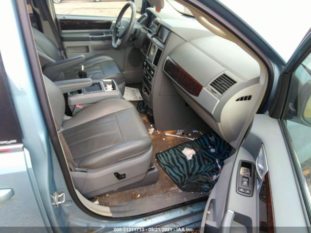 Photo 4 VIN: 2A4RR5D13AR305359 - CHRYSLER TOWN & COUNTRY 