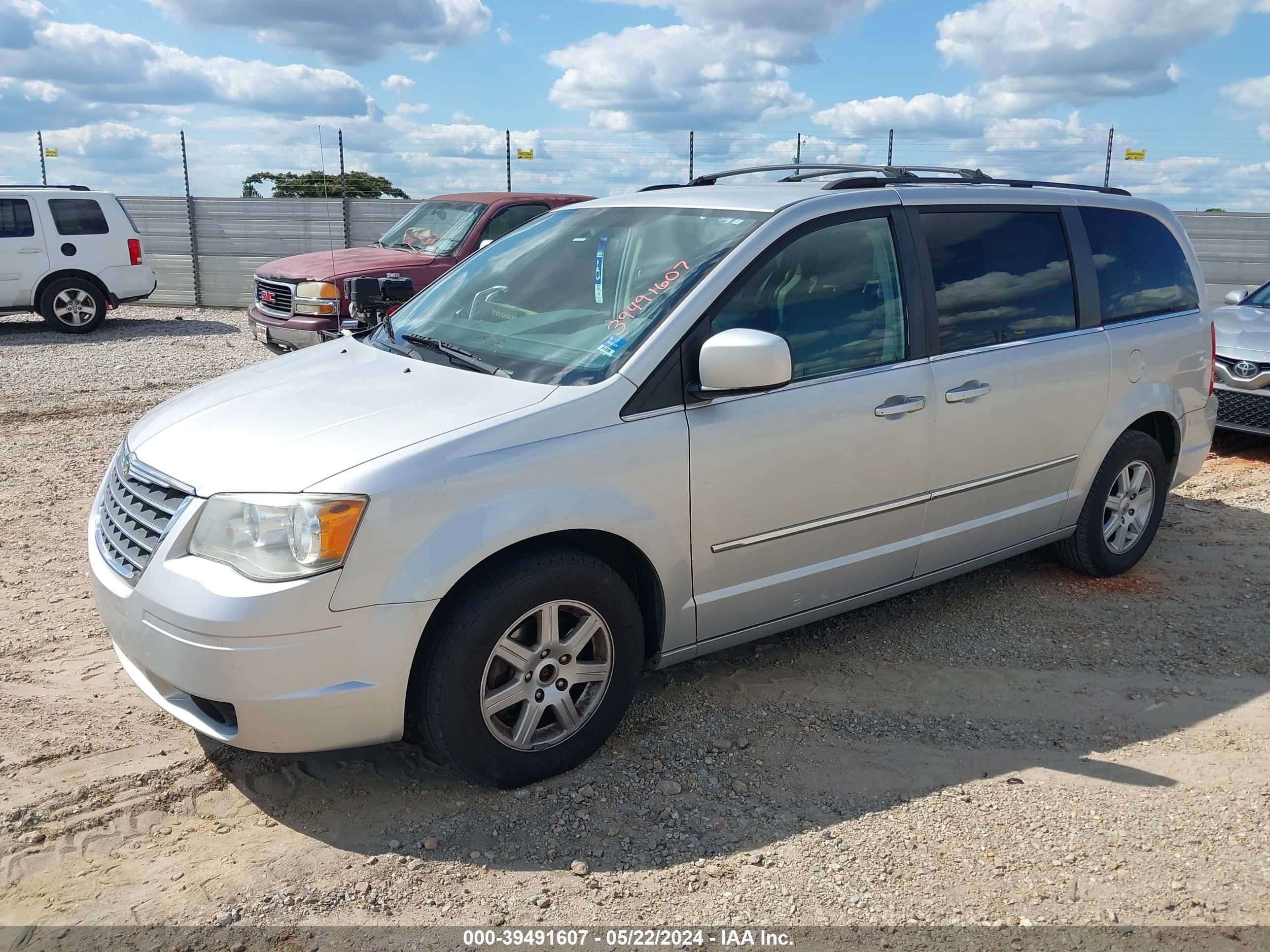 Photo 1 VIN: 2A4RR5D13AR307144 - CHRYSLER TOWN & COUNTRY 