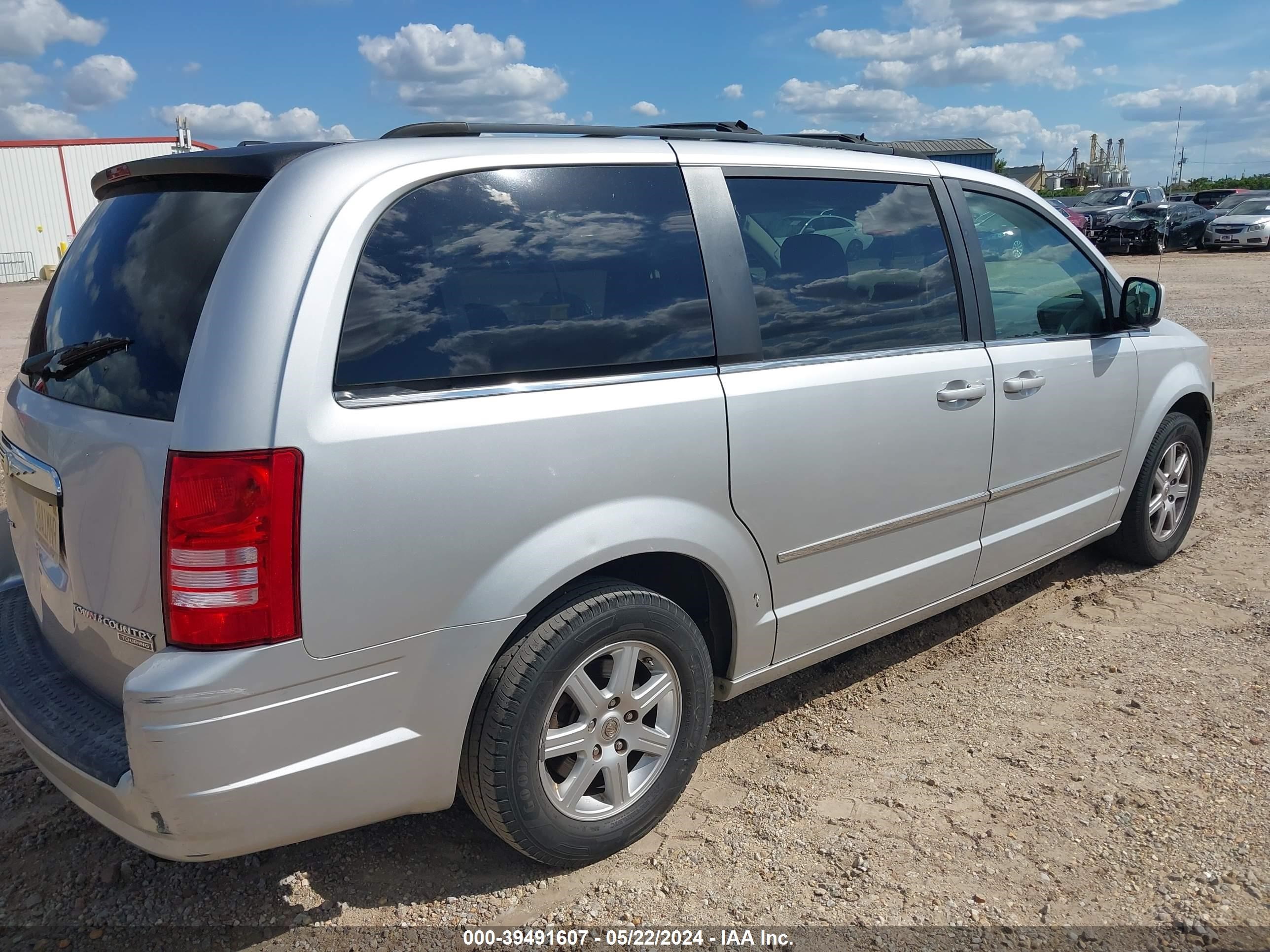 Photo 3 VIN: 2A4RR5D13AR307144 - CHRYSLER TOWN & COUNTRY 