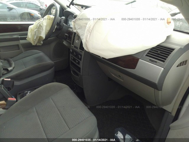 Photo 4 VIN: 2A4RR5D13AR392891 - CHRYSLER TOWN & COUNTRY 