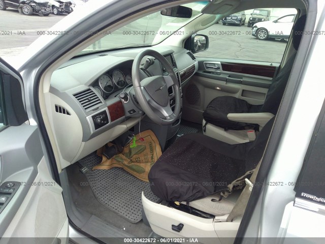 Photo 4 VIN: 2A4RR5D13AR428143 - CHRYSLER TOWN & COUNTRY 