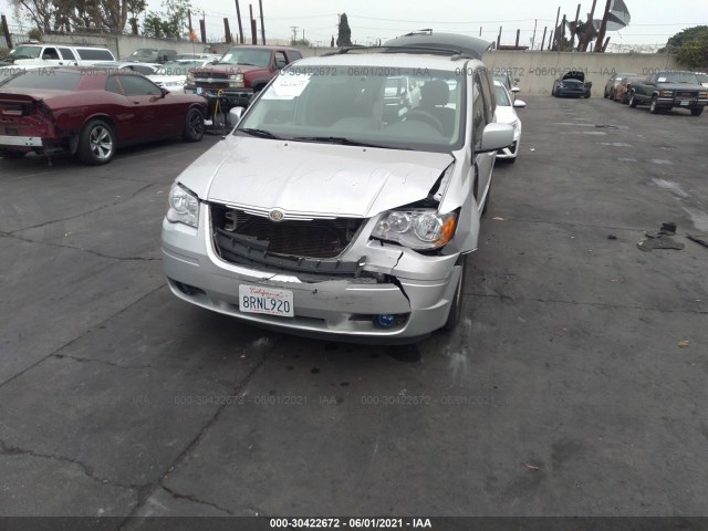 Photo 5 VIN: 2A4RR5D13AR428143 - CHRYSLER TOWN & COUNTRY 