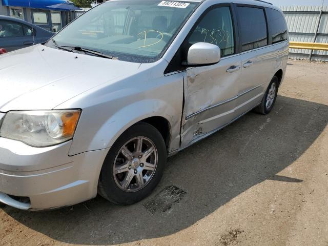 Photo 8 VIN: 2A4RR5D13AR458176 - CHRYSLER TOWN & COU 