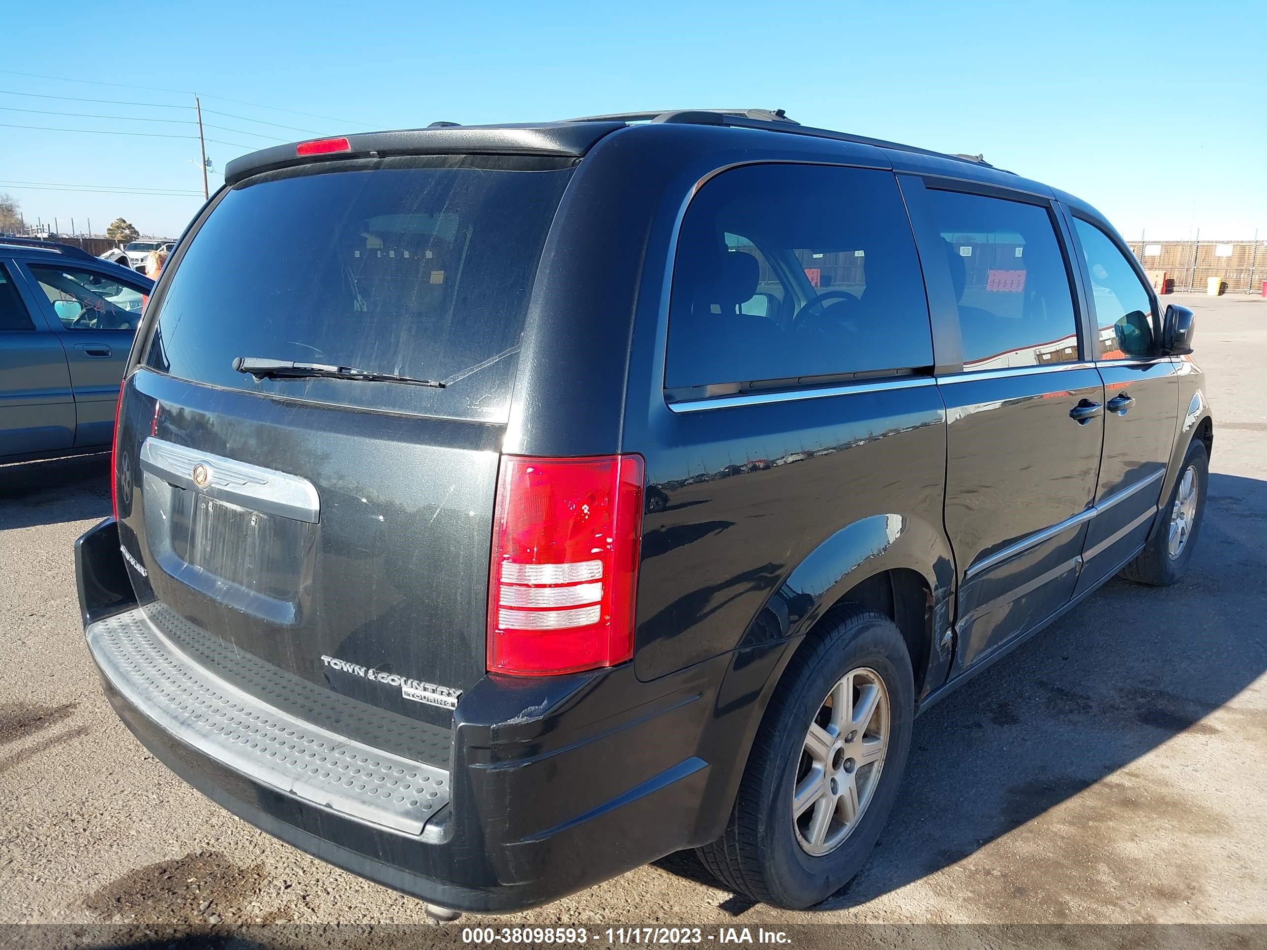 Photo 3 VIN: 2A4RR5D14AR113691 - CHRYSLER TOWN & COUNTRY 