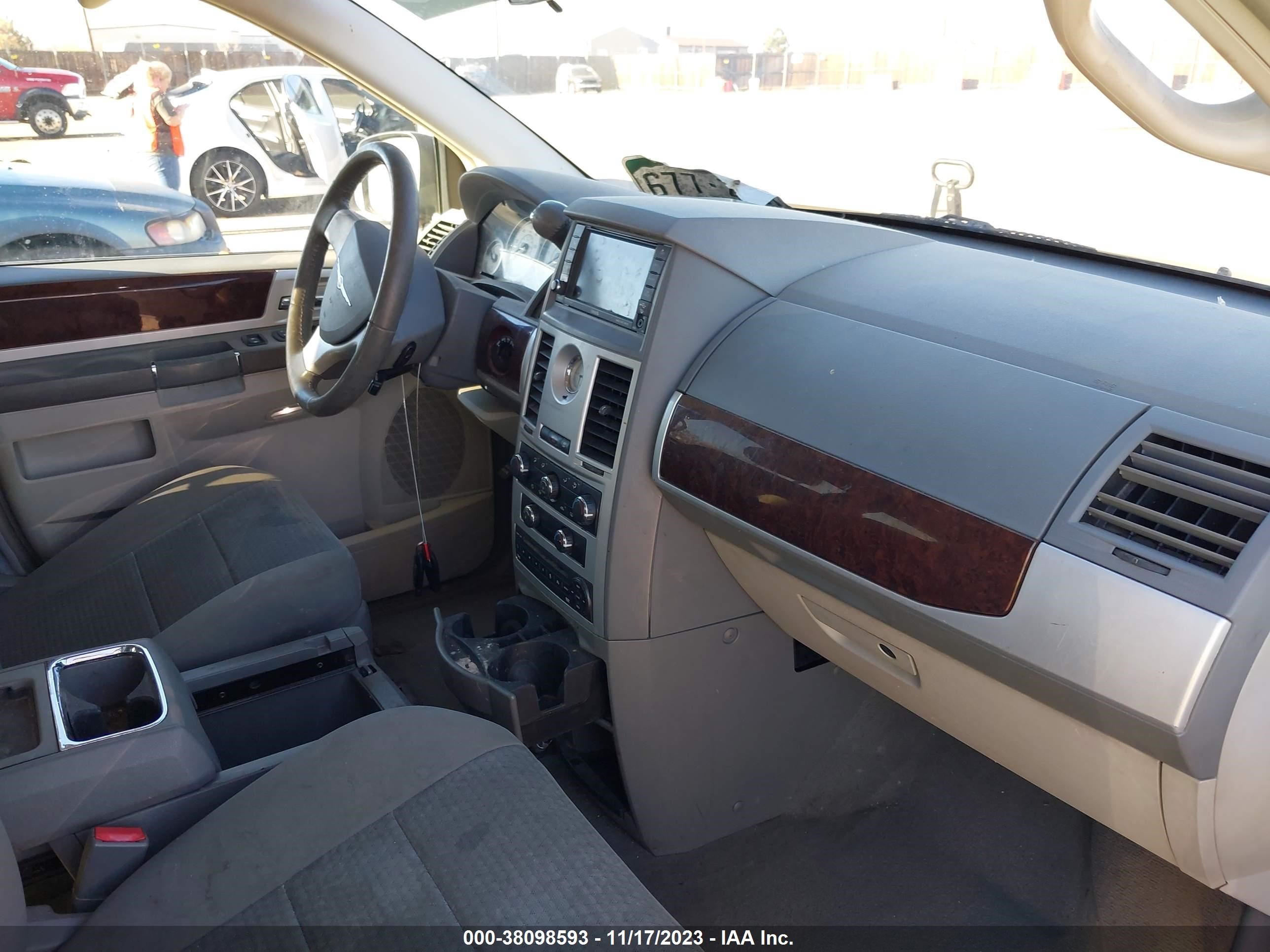 Photo 4 VIN: 2A4RR5D14AR113691 - CHRYSLER TOWN & COUNTRY 