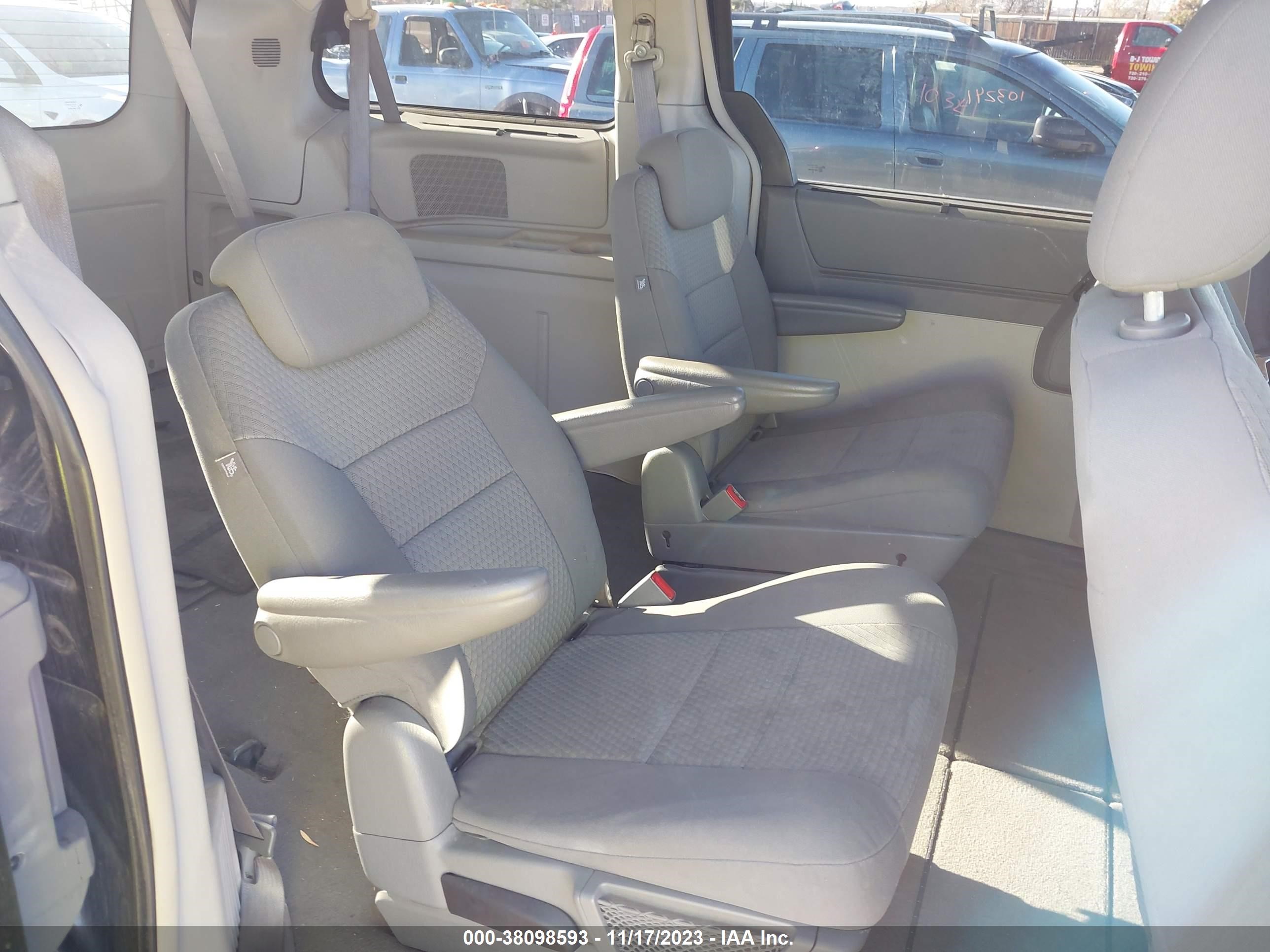 Photo 7 VIN: 2A4RR5D14AR113691 - CHRYSLER TOWN & COUNTRY 