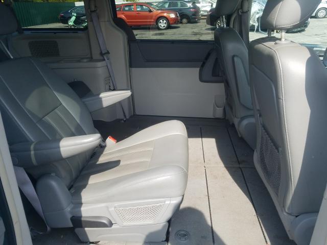 Photo 5 VIN: 2A4RR5D14AR170649 - CHRYSLER TOWN & COU 