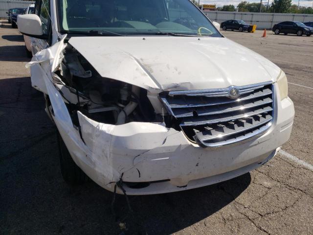 Photo 8 VIN: 2A4RR5D14AR305452 - CHRYSLER TOWN & COU 