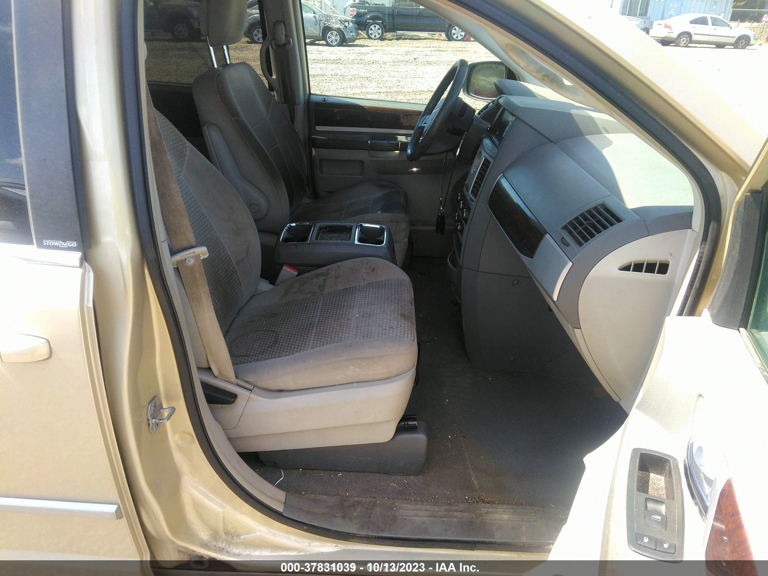 Photo 4 VIN: 2A4RR5D14AR360192 - CHRYSLER TOWN & COUNTRY 