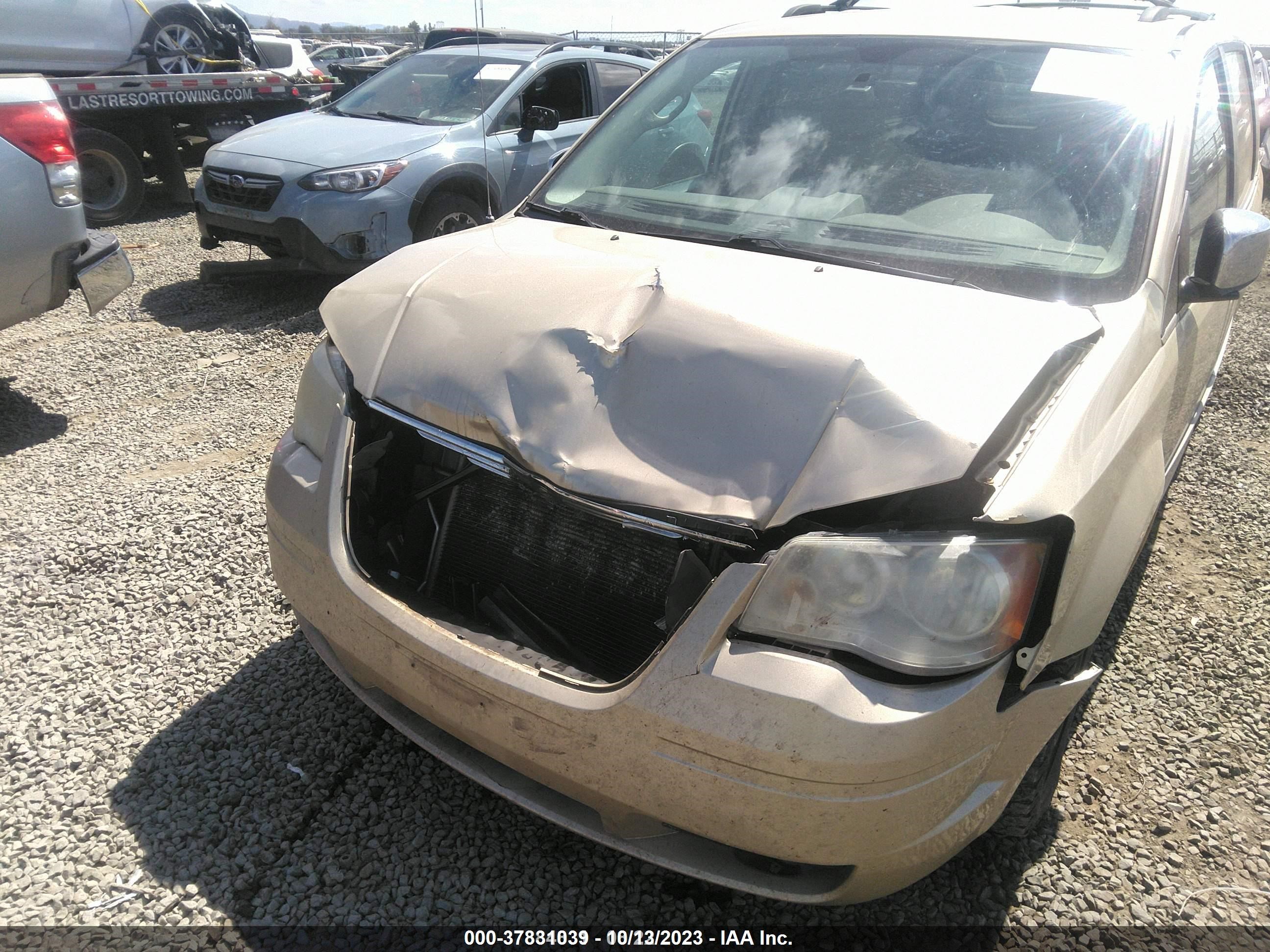 Photo 5 VIN: 2A4RR5D14AR360192 - CHRYSLER TOWN & COUNTRY 